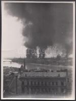 1944 Budapest, Parlament környékének bombázása,fotó kisebb töréssel,verzón feliratozva, 11x9cm