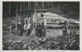 Kőrösmező, Hucul favágók a kunyhóban / Hutsul woodcutters in a hut