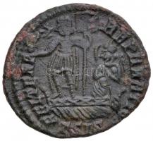 Római Birodalom / Siscia / Constans 337-350. Maiorina Br (2.09g) T:2
Roman Empire / Siscia / Consta...