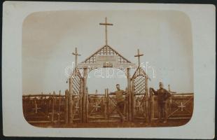 1918 Hősi temető Mayerhofnál, helyreállíttatta Pokomándy Gyula m.kir. honvéd gyalogezredbeli százados, fotólap, hátoldalon feliratozva, 14x9 cm / 1918 "Heldenfriedhof bei Mayerhof", photocard with description on the verso, 14x9 cm