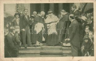 Budapest XIV. A bíboros Hercegprímás Dr. Csernoch János távozása a Rózsafüzér királynéja templom megáldása után (EB)