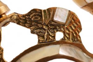 Elefántos motívummal díszített gyertyatartó gyöngyház berakásokkal, m: 20 cm