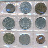 59db-os kis magyar és külföldi fémpénz gyűjtemény érmetartó albumba rendezve, néhány jobb darabbal T...