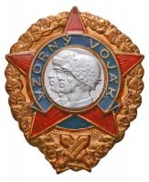 Csehszlovákia 1951-1962. Példamutató Katona zománcozott fém jelvény T:2 Czechoslovakia 1951-1962. Vzorný Voják (Exemplary Soldier) enamelled badge C:XF