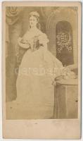cca 1867 Erzsébet Amália Eugénia, gyakori becenevén Sisi, (1837-1898) osztrák császárné, magyar királyné, Ferenc József felesége koronázási ruhában, koronázási jelvényekkel kabinetfotó, 9x6cm