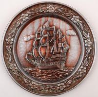Négy árbocos vitorlás, fém falitányér, d:25 cm