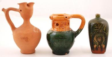 2 db népi kerámia kiöntő és 1 db palack, érdekes feliratokkal, lepattanásokkal, m: 13, 14 és 18 cm