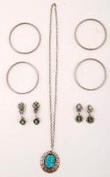 Bizsu tétel, benne: 4 db karkötő, 2 pár kövekkel díszített fülklipsz, 1 nyaklánc, összesen 9 db