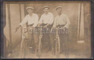 cca 1920 Biciklisek, Fotólap, hátoldalán nevekkel