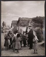cca 1955 dr. Bessenyei György debreceni fotós: Cigánygyerekek között. Vintage fotó 30x40 cm