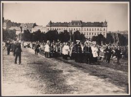 1930 Bp., Vérmező A pápai legátus tisztek és koronaőrök kíséretében vesz részt az úrnapi körmeneten Szent Imre-év keretében, Macsi András felvétele, pecséttel jelzett, feliratozott fotó, 23x17 cm