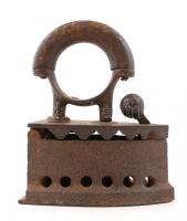 Mini öntöttvas szenes vasaló, magasság:12 cm, hosszúság:10 cm / Vintage iron
