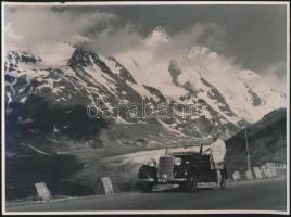 cca 1930 Gépkocsival az Alpok alján / at the Alps 24x16 cm