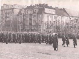 cca 1930 Budapest VII. vonuló katonák az Aréna úton 26x18 cm