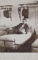 1909 Trieste, Trieszt; Laktanya tiszti hálóterme, egy Fillinger nevű magyar tiszt fényképe / military barracks, dormitory interior, Hungarian officer's photo