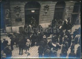 cca 1916 Képek a háborúból: Mozgósítás Budapesten, Fölszerelés az utcán / Mobilizing in Budapest