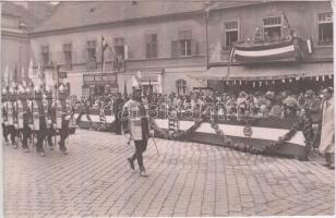 1939 Budapest I. Tárnok utca 18. előtt ünneplő tömeg a Szent jobb körmenet kapcsán 21x15 cm