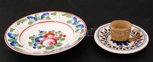 2 db népi mintás kerámia fali tál, apró lepattanásokkal, jelzettek(egyik Gránit jelzéssel), d: 15 és 23 cm, 1 db kis bögre