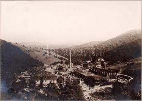 cca 1910 Erdély, Ménesvölgy falepároló üzem. Nagyméretű fotó kartonon. Képméret: 28x20 cm