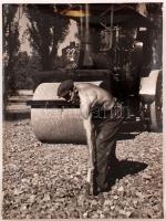 cca 1950 Útépítő munkás. Nagyméretű fotó. Jelzetlen. 30x40 cm