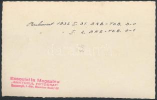 1932 Bukarest és Budapest jégkorong mérkőzése előtt, feliratozott fénykép, 8,5x13,5 cm