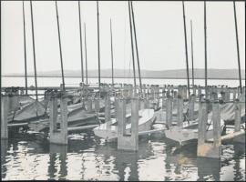 cca 1970 Velencei-tó, ,,Kikötőben", felületén barnás foltokkal, 18x24 cm