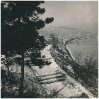 cca 1940 Haár Ferenc (1908-1997): Gellért-hegyi sétány, publikálva a Hungária Magazinban, aláírt, pecséttel jelzett vintage fotó, 17,5x17,5 cm