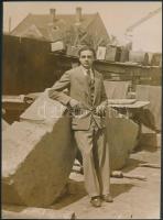 cca 1935 Sárdi János színész, operaénekes (1907-1969) egész alakos fényképe a szobrász udvarán és a róla készült szobor, Pobuda Alfréd 2 db felvétele, pecséttel jelzett, 23x17 cm