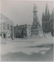 cca 1947 Budapest, Szentháromság tér, a háborúban lerombolt épületek javítása, háttérben a mai Hilton szálló helyén állt egykori épület, korabeli negatívról későbbi másolat, 19x17 cm