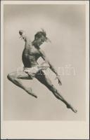 cca 1938 Tatár György táncművész ugrása, Szentpál Olga mozgásművészeti iskolájának archívumából származó fotó, 14x9 cm