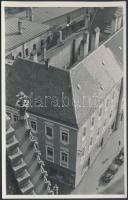 1956 Dr. Sevcsik Jenő (1899-1996): Kassai háztetők, feliratozott kép a szerző hagyatékából, 14x9 cm