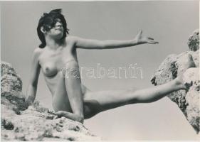 cca 1970 Természeti környezetben, 4 db finoman erotikus fénykép, 24x18 cm és 14x9 cm közötti méretek / cca 1970 4 erotic photos, 14x9-24x18 cm