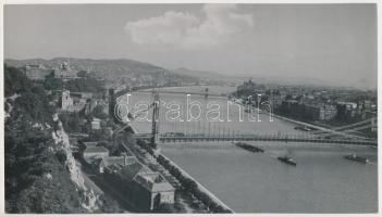 cca 1940 Járai Rudolf (1913-1993): Dunai panoráma a régi Erzsébet híddal, aláírt vintage fotó, 13,5x24 cm