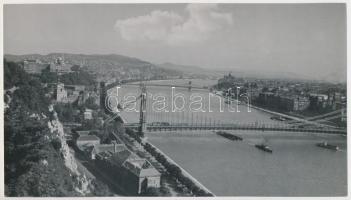 cca 1940 Járai Rudolf (1913-1993): Dunai panoráma a régi Erzsébet híddal, aláírt vintage fotó, 13,5x24 cm