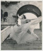 cca 1960 Balett a Halászbástya lépcsőjén, jelzés nélküli vintage fotóművészeti alkotás Kotnyek Antal (1921-1990) hagyatékából, 20x16 cm
