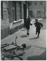 cca 1950 Meződy István: Uccu, pecséttel jelzett vintage fotóművészeti alkotás, 24x18 cm