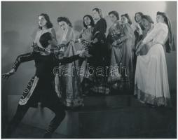 cca 1935 Leichtner Erzsébet vintage fotója Szentpál Olga tánccsoportjának tagjairól, pecséttel jelzett, 17,5x22,3 cm