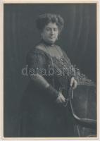 cca 1900 Márkus Józsefné, Feigler Janka (Márkus József Budapest polgármestere feleségének) műtermi fotója, feliratozva, kartonra ragasztva, 22x16 cm