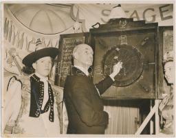 cca 1936 A londoni Lord Mayor Miklóssal, a híressé vált Kakuk Marcival, feliratozva, felületén törésvonal, 18x23 cm