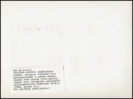 1981 Margaret Thatcher miniszterelnök szivárgásbiztos védőruhában, feliratozott sajtófotó, 24x15 cm