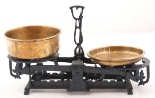 Régi mérleg réz tányérokkal, jó állapotban, 35x24x16 cm