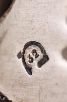 Életképpel díszített, részletgazdag ezüst (Ag.) tortalapát, jelzett, nettó 49 g, h: 20 cm