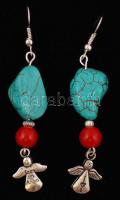 Türkiz és korall kövekkel díszített fülbevalópár angyalos függővel