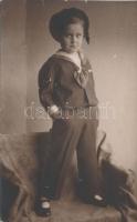 1928, Cigarettázó gyermek, fotólap, 14x9cm