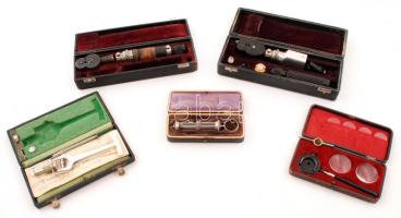 5 db különféle régi orvosi eszköz: tonométer, 2 db szemfenéktükör (oftalmoszkóp), stb., saját dobozaikban