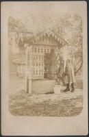 1917 Fiatal lány a kerekeskútnál, korabeli fotólap, 14x9cm