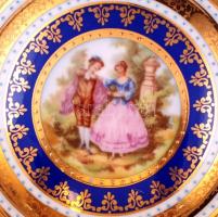 Alt Wien jelzésű kék-arany mintás, bonbonier, matricás, alján apró lepattanással, jelzett, d: 9,5 cm...