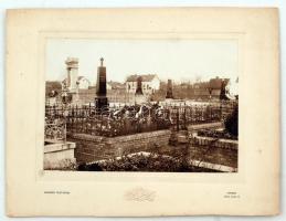 cca 1900 Minorita atyák sírhelye, Szeged, korabeli fotó kartonra kasírozva, 10x15cm