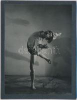 cca 1920-1940 Táncosnő, jelzetlen fotó, kartonra ragasztva, 9x12 cm
