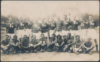 cca 1920-1940 Pobuda Alfréd(1876-1942): Futballcsapat, pecséttel jelzett fotólap, 9x13 cm